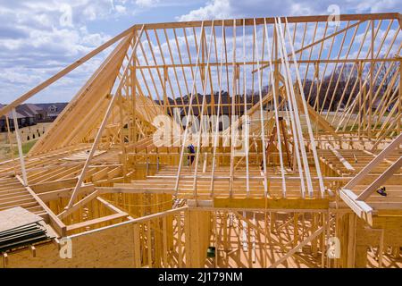 Wohnhaus mit Holzrahmen im Bau Haus Installation der Dach des Hauses Stockfoto