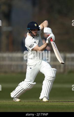 DURHAM CITY, GROSSBRITANNIEN. MAR 23. Sean Dickson von Durham Fledermäuse während der MCC University Spiel zwischen Durham UCCE und Durham County Cricket Club auf der Rennbahn, Durham City am Mittwoch 23. März 2022. (Kredit: Will Matthews | MI News) Kredit: MI News & Sport /Alamy Live News Stockfoto