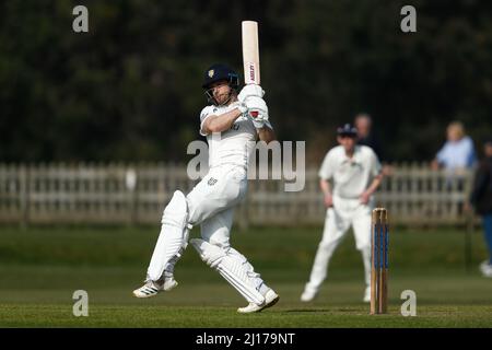 DURHAM CITY, GROSSBRITANNIEN. MAR 23. Sean Dickson von Durham Fledermäuse während der MCC University Spiel zwischen Durham UCCE und Durham County Cricket Club auf der Rennbahn, Durham City am Mittwoch 23. März 2022. (Kredit: Will Matthews | MI News) Kredit: MI News & Sport /Alamy Live News Stockfoto