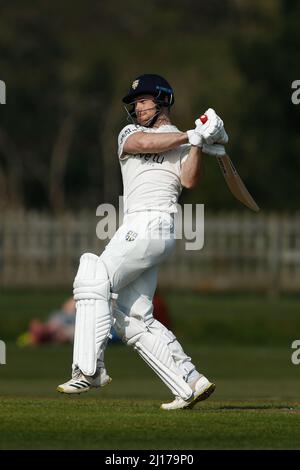 DURHAM CITY, GROSSBRITANNIEN. MAR 23. Sean Dickson von Durham Fledermäuse während der MCC University Spiel zwischen Durham UCCE und Durham County Cricket Club auf der Rennbahn, Durham City am Mittwoch 23. März 2022. (Kredit: Will Matthews | MI News) Kredit: MI News & Sport /Alamy Live News Stockfoto
