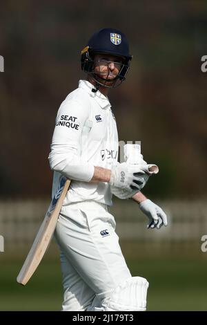 DURHAM CITY, GROSSBRITANNIEN. MÄR 23. Graham Clark von Durham blickt auf das Spiel der MCC University zwischen Durham UCCE und dem Durham County Cricket Club am Mittwoch, dem 23.. März 2022, auf der Rennbahn in Durham City. (Kredit: Will Matthews | MI News) Kredit: MI News & Sport /Alamy Live News Stockfoto
