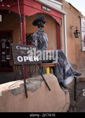 Ein offenes Schild vor einem Bekleidungsgeschäft in Santa Fe, New Mexico. Stockfoto