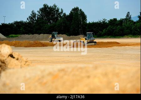 Erde, Erdarbeiten, Bagger, Eimer, Schicht, Abbau, Bergbau, schwere Ausrüstung, Arbeit, Arbeit, Gelände, Ausgrabungen, Verladung, Transport, Gewicht, Sicherheit Stockfoto