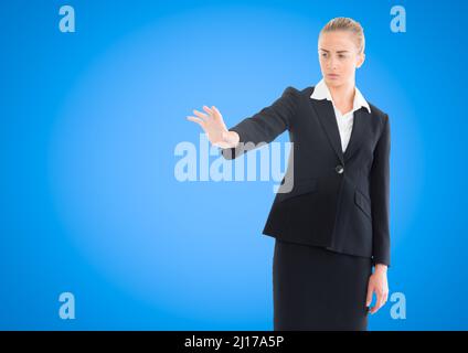 Kaukasische Geschäftsfrau hält ein unsichtbares Objekt gegen den Kopierraum auf blauem Hintergrund Stockfoto