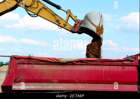 Erde, Erdarbeiten, Bagger, Eimer, Schicht, Abbau, Bergbau, schwere Ausrüstung, Arbeit, Arbeit, Gelände, Ausgrabungen, Verladung, Transport, Gewicht, Sicherheit Stockfoto
