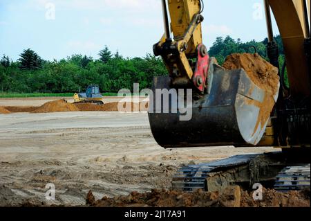 Erde, Erdarbeiten, Bagger, Eimer, Schicht, Abbau, Bergbau, schwere Ausrüstung, Arbeit, Arbeit, Gelände, Ausgrabungen, Verladung, Transport, Gewicht, Sicherheit Stockfoto