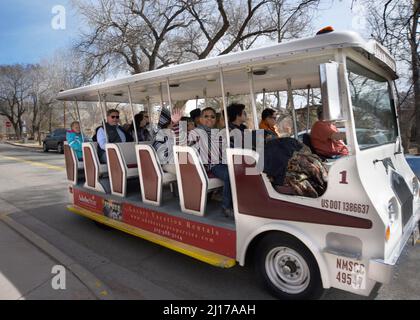 Touristen, die Santa Fe, New Mexico, besuchen, genießen eine geführte Tour durch die historische Hauptstadt. Stockfoto