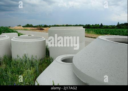 Erde, Erdarbeiten, Bagger, Eimer, Schicht, Abbau, Bergbau, schwere Ausrüstung, Arbeit, Arbeit, Gelände, Ausgrabungen, Verladung, Transport, Gewicht, Sicherheit Stockfoto