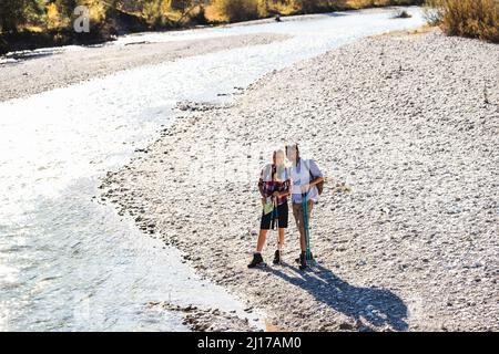 Österreich, Alpen, Paar auf einer Wanderung an einem Bach Stockfoto