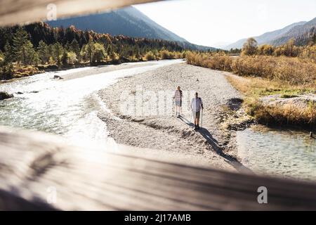 Österreich, Alpen, Paar auf einer Wanderung entlang einem Bach Stockfoto