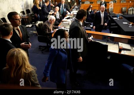 Washington, Usa. 23. März 2022. Richterin Ketanji Brown Jackson kommt am dritten Tag ihrer Anhörung zur Nominierung des Senats für einen assoziierten Richter des Obersten Gerichtshofs der Vereinigten Staaten am 23. März 2022 auf dem Capitol Hill in Washington vor. Foto von Yuri Gripas/ABACAPRESS.COM Quelle: Abaca Press/Alamy Live News Stockfoto