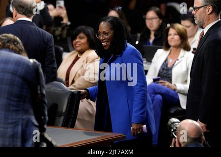 Washington, Usa. 23. März 2022. Richterin Ketanji Brown Jackson kommt am dritten Tag ihrer Anhörung zur Nominierung des Senats für einen assoziierten Richter des Obersten Gerichtshofs der Vereinigten Staaten am 23. März 2022 auf dem Capitol Hill in Washington vor. Foto von Yuri Gripas/ABACAPRESS.COM Quelle: Abaca Press/Alamy Live News Stockfoto