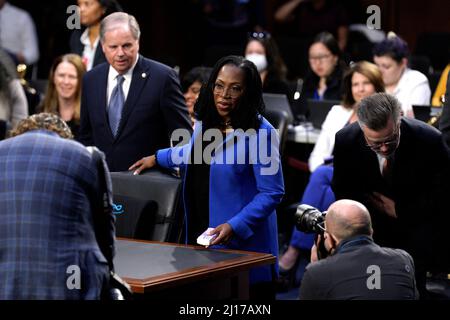 Washington, Usa. 23. März 2022. Richterin Ketanji Brown Jackson kommt am dritten Tag ihrer Anhörung zur Nominierung des Senats für einen assoziierten Richter des Obersten Gerichtshofs der Vereinigten Staaten am 23. März 2022 auf dem Capitol Hill in Washington vor. Foto von Yuri Gripas/ABACAPRESS.COM Quelle: Abaca Press/Alamy Live News Stockfoto