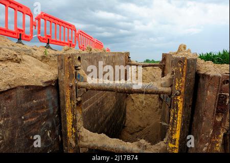 Erde, Erdarbeiten, Bagger, Eimer, Schicht, Abbau, Bergbau, schwere Ausrüstung, Arbeit, Arbeit, Gelände, Ausgrabungen, Verladung, Transport, Gewicht, Sicherheit Stockfoto