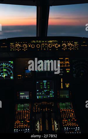 Beleuchtetes Bedienfeld im Flugzeug-Cockpit Stockfoto