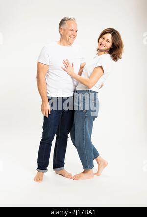 Glückliches Paar, das im Studio steht Stockfoto