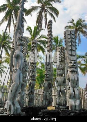 Holzschnitzereien, die den hawaiianischen Göttern Kii ähneln, im Puuhonua o Honaunau National Historical Park Stockfoto