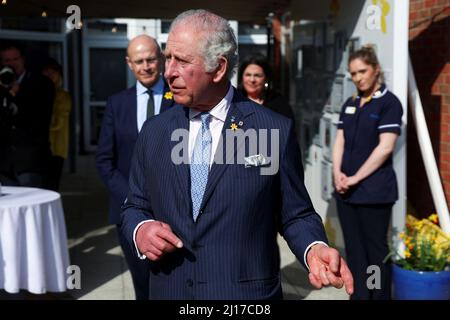 Der Prinz von Wales, Schutzpatronin von Marie Curie, bei einem Besuch der Herzogin von Cornwall in Marie Curie, Belfast, anlässlich des zweiten nationalen Tages der Reflexion, um an die zu erinnern, die während der kovidischen Pandemie am zweiten Tag ihres zweitägigen Besuchs in Nordirland starben. Bilddatum: Mittwoch, 23. März 2022. Stockfoto