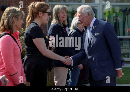 Der Prinz von Wales, Schutzpatronin von Marie Curie, bei einem Besuch der Herzogin von Cornwall in Marie Curie, Belfast, anlässlich des zweiten nationalen Tages der Reflexion, um an die zu erinnern, die während der kovidischen Pandemie am zweiten Tag ihres zweitägigen Besuchs in Nordirland starben. Bilddatum: Mittwoch, 23. März 2022. Stockfoto