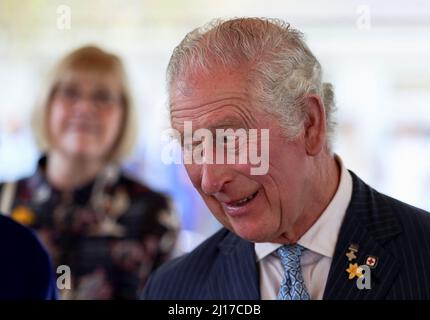 Der Prinz von Wales, Schutzpatronin von Marie Curie, bei einem Besuch der Herzogin von Cornwall in Marie Curie, Belfast, anlässlich des zweiten nationalen Tages der Reflexion, um an die zu erinnern, die während der kovidischen Pandemie am zweiten Tag ihres zweitägigen Besuchs in Nordirland starben. Bilddatum: Mittwoch, 23. März 2022. Stockfoto