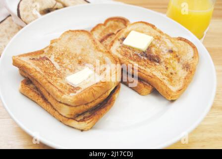 Fried French Toast auf einem Teller mit Butter serviert Stockfoto