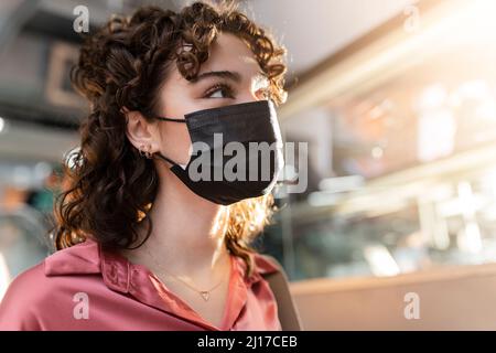 Junge Frau mit Gesichtsschutzmaske Stockfoto