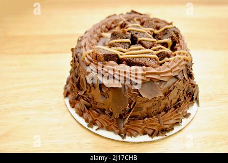 Ganze Fudge Schokoladenkuchen gekrönt mit Brownies und Karamell Stockfoto