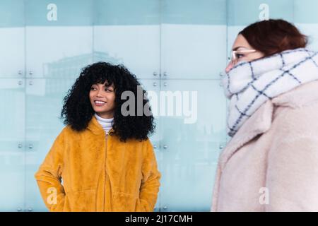 Multirassische Freunde in warmer Kleidung Stockfoto