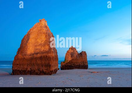 Praia dos Tres Irmaos, felsige Landschaft am Strand, Alvor, Algarve, Portugal, Europa Stockfoto