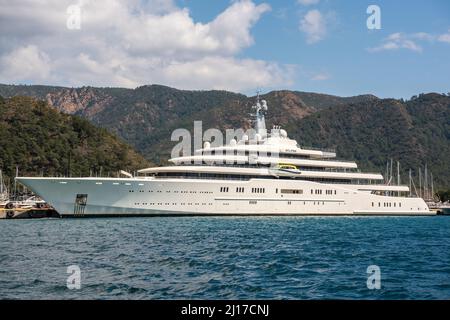 Marmaris, Türkei – 23. März 2022. M/Y Eclipse Superyacht im Besitz des russischen Oligarchen Roman Abramovich, im Hafen von Netsel Marina in Marmaris, Türkei. Gebaut von Blohm+Voss aus Hamburg, Deutschland und am 9. Dezember 2010 an Abramovich ausgeliefert, ist die Yacht die viertlängste Wasserratte. Die Kosten der Yacht wurden auf €340 Millionen geschätzt. Eclipse verfügt über zwei Hubschrauber-Pads, 24 Gästekabinen, zwei Swimmingpools, mehrere Whirlpools und eine Disco-Halle. Es ist außerdem mit drei Startbooten und einem Mini-U-Boot ausgestattet, das bis zu 50 Meter (160 Fuß) tief tauchen kann. Stockfoto