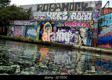 Hackney Wick, Street Art & Graffiti am Canalside, mit einem Homer Simpson aus Neon. Stockfoto