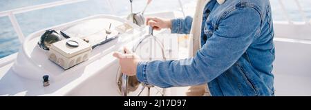 Konzept Banner Vermietung oder Ausbildung Fahrer Kapitän der weißen Luxus-Yacht mit Steuerrad. Stockfoto