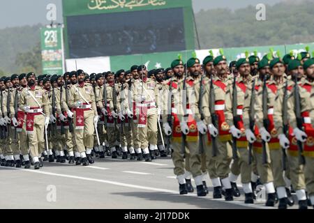 Islamabad. 23. März 2022. Soldaten marschieren während der Militärparade zum Pakistan-Tag am 23. März 2022 in Islamabad, der Hauptstadt Pakistans. Der Pakistan Day, auch bekannt als der Pakistan Resolution Day oder Republic Day, wird jährlich am 23. März gefeiert. Quelle: Ahmad Kamal/Xinhua/Alamy Live News Stockfoto