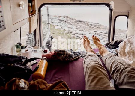 Frau im Wohnmobil im Urlaub, Splugen Pass, Sondrio, Italien Stockfoto