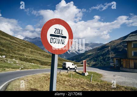 Grenzschild am Splugenpass, Kanton Graubünden, Schweiz Stockfoto