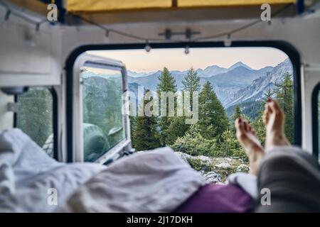 Schöne Aussicht auf Bergkette und Bäume durch Wohnmobil gesehen, Col d'Izoard, Arvieux, Frankreich Stockfoto