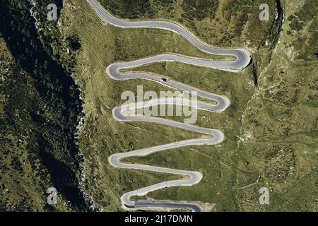 Kurvenreiche Straße auf dem Splugenpass, Kanton Graubünden, Schweiz Stockfoto