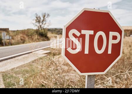 Stoppschild an sonnigen Tagen Stockfoto