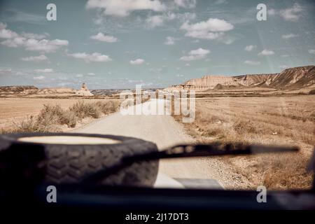 Auto auf unbefestigten Straßen im Wüstengebiet von Bardenas Reales, Spanien Stockfoto