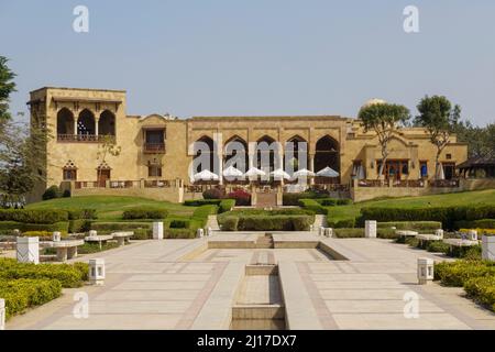 Blick von den Springbrunnen auf das Zitadellenrestaurant im al-Azhar Park, Kairo, Ägypten Stockfoto