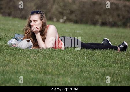 Stoke Park, Guildford. 23.. März 2022. Warmes und sonniges Wetter in den Home Counties heute. Menschen, die die Sonne im Stoke Park in Guildford in Surrey genießen. Kredit: james jagger/Alamy Live Nachrichten Stockfoto