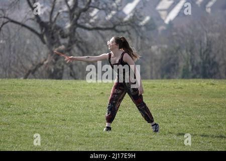 Stoke Park, Guildford. 23.. März 2022. Warmes und sonniges Wetter in den Home Counties heute. Menschen, die die Sonne im Stoke Park in Guildford in Surrey genießen. Kredit: james jagger/Alamy Live Nachrichten Stockfoto