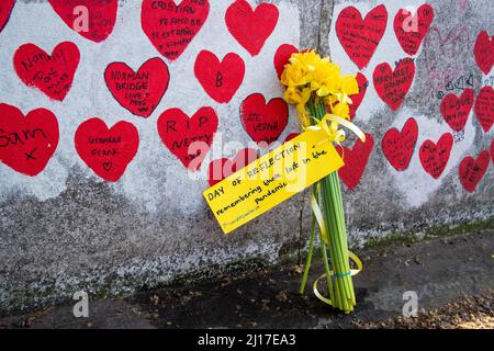 LONDON, 23 2022. MÄRZ, COVID-19 Familien der Justiz halten eine Schweigeminute auf der Westminster Bridge zum 2.. Jahrestag der ersten Sperre im Vereinigten Königreich ab.Bisher sind in Großbritannien 160.000 Menschen an dem Coronavirus gestorben. Kredit: Lucy North/Alamy Live Nachrichten Stockfoto