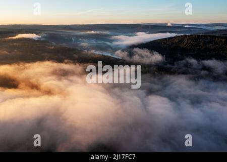 Luftaufnahme des Bleiloch Reservoirs, umhüllt von dichtem Morgennebel Stockfoto