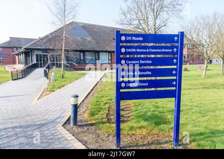 Rathkeltair House, Downpatrick, 23. März 2022 - die Finanzministerin Conor Murphy (Sinn Fein) und die Leiterin des öffentlichen Dienstes der US-Regierung, Jane Brady, starten den neuen Connect 2 Hub, mit dem Mitarbeiter des öffentlichen Dienstes in einer flexiblen, hochmodernen Büroumgebung arbeiten können. Stockfoto