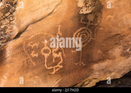 Fremont Culture Petroglyphen auf einer Felskunsttafel in der Nähe von Moore, im Zentrum von Utah. Gezeigt werden anthropomorphe Figuren und Dickhornschafe und Hirsche. Stockfoto