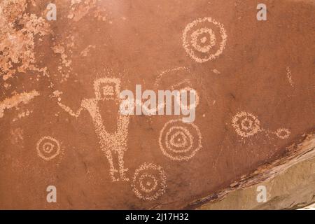 Eine Fremont Culture Petroglyphe namens „The Juggler“ auf einer Felskunsttafel in der Nähe von Moore, im Zentrum von Utah. Eine anthropomorphe Figur und konzentrische Kreise sind Stockfoto