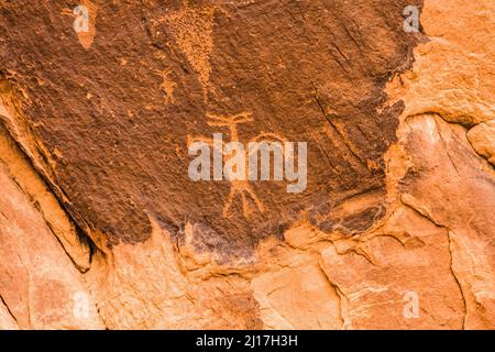 Das Moab man Panel ist ein großes Fremont Culture Rock Art Panel der Ureinwohner Amerikas im Mill Creek Canyon in der Nähe von Moab, Utah. Diese Petroglyphen sind 800 bis 100 Stockfoto