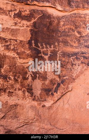 Puebloan Ureinwohner-Felskunst auf dem dunklen, wüstenlackierten Sandstein im Mill Creek Canyon in der Nähe von Moab, Utah. Diese Petroglyphen sind 800 Stockfoto