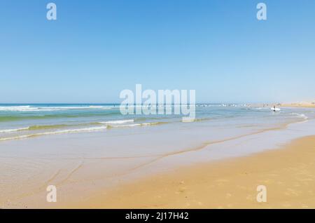 Klarer Himmel über Sandstrand an der Atlantikküste Stockfoto